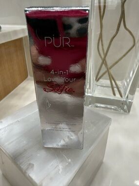 PÜR 4-in-1 Love Your Selfie Foundation MG7 (Silver Packaging)